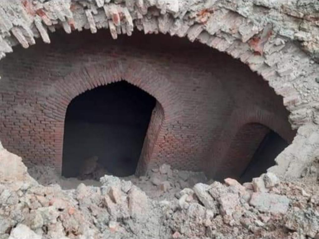 In the talks of secret tunnels, Amritsar remains under the cover. The city has significant war history of unexplored tunnels where a different world exists! Some tunnels have been more than 400 years old. The book, Tawarikh Lahore-Amritsar, mentions about the presence of more than two dozen tunnels in the city. In1990 a tunnel in Katra Bhagian was found inside a mansion.  It was demolished as it remained unattended by Archaeological Survey of India. Similarly, a 5.5 feet wide tunnel in 2006 was found but filled with cement by the locals. Yet another tunnel was found as an escape route of Guru Hargobind Sahib. It went right from his fort to the Golden Temple but remains unexplored. There are some historically significant tunnels yet to be discovered here.